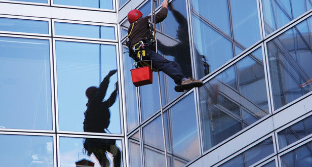 شركة تنظيف مباني: دليلك الشامل للحصول على بيئة نظيفة وآمنة بإحترافية عالية 4 تنظيف واجهات