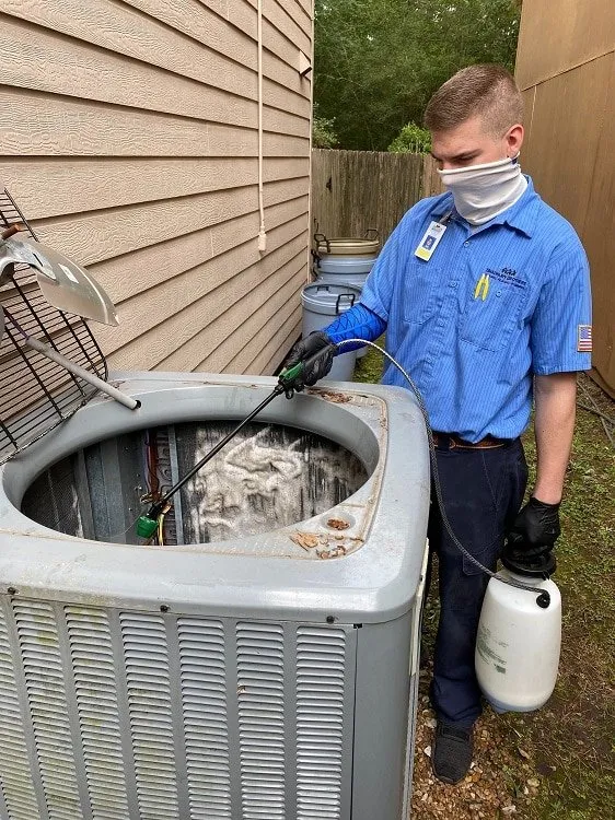 غسيل مكيفات شباك في أحد مسارحة 2 فني غسيل مكيفات شباك في أحد مسارحة