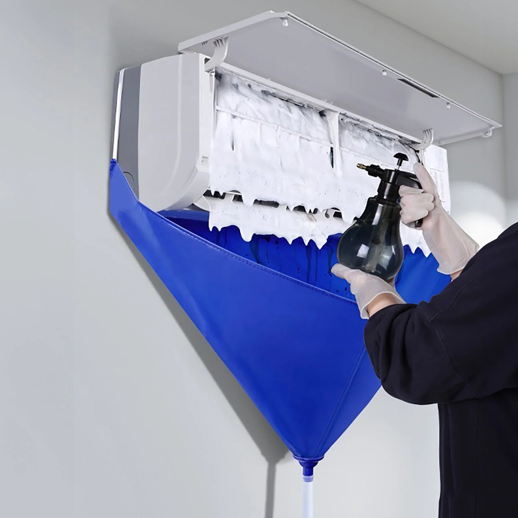 فنيين غسيل مكيفات سبليت في أحد مسارحة