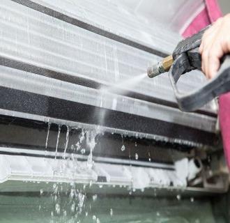 فني غسيل مكيفات سبليت في أحد مسارحة