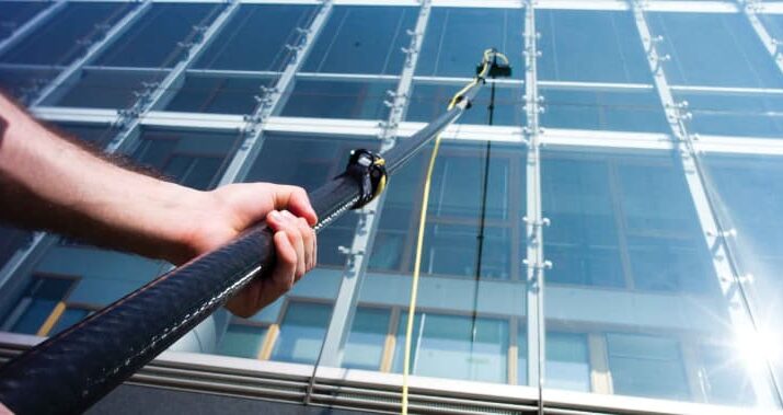 لماذا تختار شركة تنظيف واجهات بصامطة؟ 4 طرق مبتكرة لتنظيف واجهات المباني